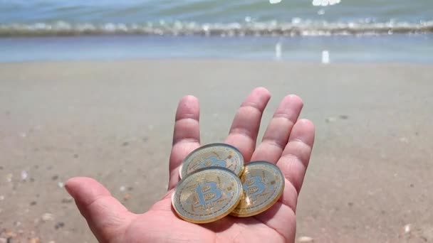 Homem Segurando Bitcoin Moedas Btc Mão Ondas Fundo Mar Praia — Vídeo de Stock