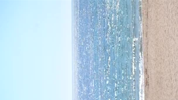 Розмитий Фон Морський Пляж Піщані Хвилі Пейзажне Море Сонячний Літній — стокове відео
