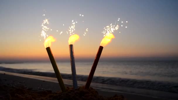 Hořící Slavnostní Svíčky Jiskry Písku Písečné Pláži Mořského Pobřeží Pozadí — Stock video