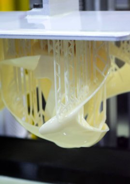 3D yazıcıda yakın plan baskı modelleri. Baskı platformundaki sıvı fotopolimer reçinelerden fotopolimer sla 3D yazıcıya basılmış nesneler. Modern yenilikçi katkı teknolojisi. 3B yazıcı yazdırma