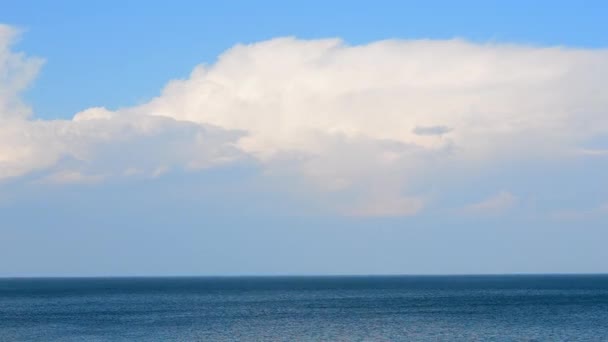 晴れた日の青い海の上に青空に大きな白いクムラス降雨の動き 大きな白い雲が青い水面を超えて急速に動いています 自然の背景 自然の背景 タイムラプス — ストック動画