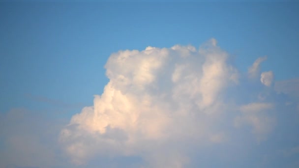 Grote Witte Wolken Bewegen Zich Nachts Snel Blauwe Lucht Natuurlijke — Stockvideo