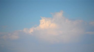 Büyük beyaz bulutlar gece mavi gökyüzünde hızla hareket ediyor. Doğal arka plan. Doğa arkaplanı. Zaman Uygulaması