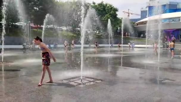 Одесса Украина Июля 2023 Года Дети Бегущие Струями Воды Фонтана — стоковое видео