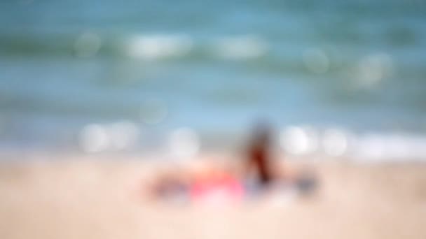 Люди Лежат Сидят Загорают Отдыхают Песчаном Пляже Морского Побережья Солнечный — стоковое видео