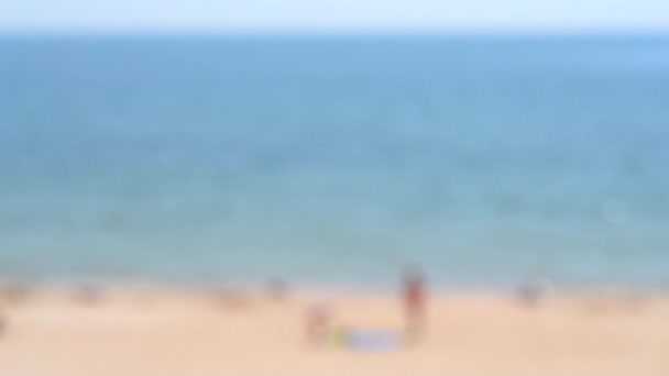 Lidé Odpočívají Opalují Písčité Pláži Klidného Modrého Moře Bílými Bokeh — Stock video