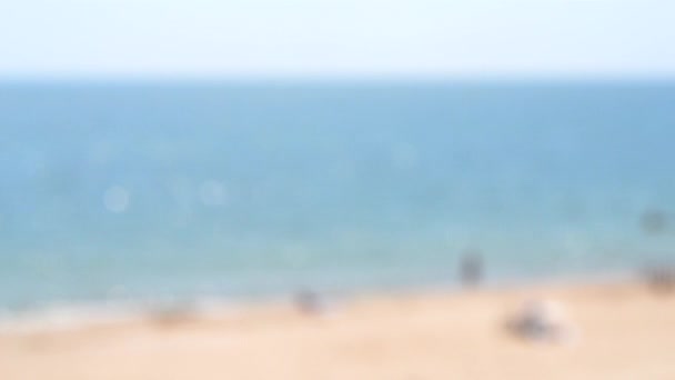 Люди Отдыхают Загорают Песчаном Пляже Морского Берега Спокойного Синего Моря — стоковое видео