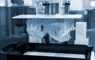 3D yazıcıda yakın plan baskı modelleri. Baskı platformundaki sıvı fotopolimer reçinelerden fotopolimer sla 3D yazıcıya basılmış nesneler. Modern yenilikçi katkı teknolojisi. 3B yazıcı yazdırma