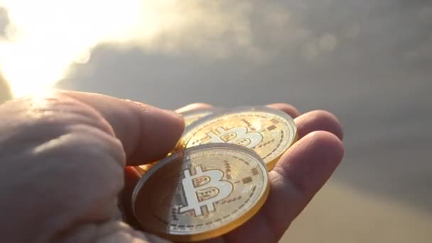 Man Met Bitcoin Btc Munten Hand Achtergrond Zeegolven Zandstrand Aan — Stockvideo