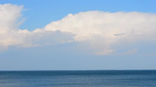 Movimento Grandes Nuvens Chuva Cúmulos Brancos Céu Azul Sobre Mar — Vídeo de Stock