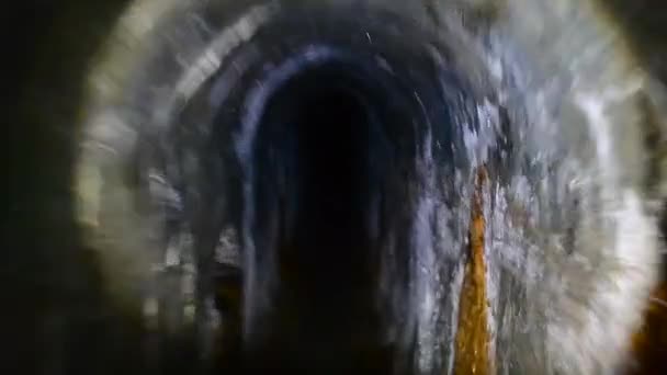 Baggerfahrer Geht Durch Dunklen Tunnelstollen Regensammler Kanaltunnel Unter Der Erde — Stockvideo