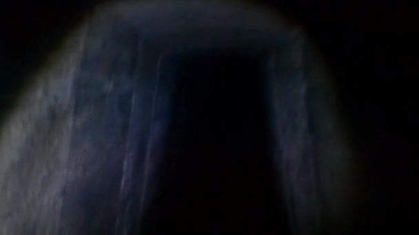暗いトンネルアジット レインコレクター 下水道トンネルを通り抜け ランタンの懐中電灯の光で照らします 地下鉄のインフラストラクチャーが使われています ソーセージコレクター — ストック動画