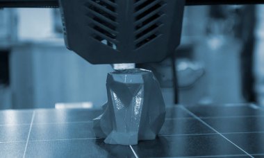 3 boyutlu yazıcı erimiş plastikten oyuncak prototipi basıyor. Erimiş plastiğin yakın planından 3 boyutlu yazıcıda oyuncak prototipi oluşturma süreci. Katkı sağlayan yeni yazıcı teknolojisi. Modern yazdırma