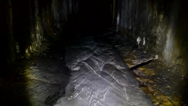 Подземная Река Течет Темном Туннеле Дождевой Коллектор Канализационный Туннель Землей — стоковое видео