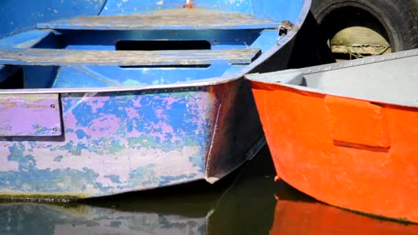Oude Vintage Boten Blauw Oranje Het Water Een Zonnige Dag — Stockvideo
