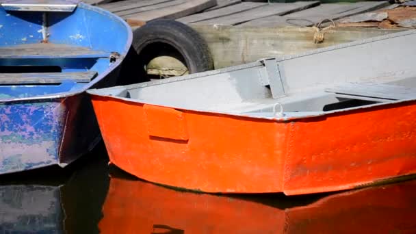 Alte Oldtimer Boote Blau Und Orange Wasser Einem Sonnigen Tag — Stockvideo