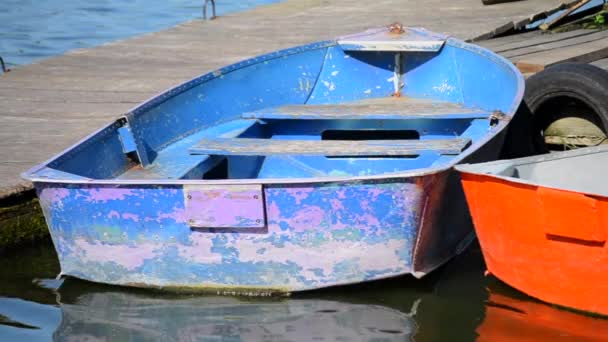 Παλιά Vintage Σκάφη Μπλε Και Πορτοκαλί Στο Νερό Μια Ηλιόλουστη — Αρχείο Βίντεο