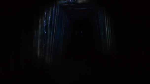 Копатель Проходящий Через Темный Туннель Сборщик Дождей Подземный Туннель Освещающий — стоковое видео