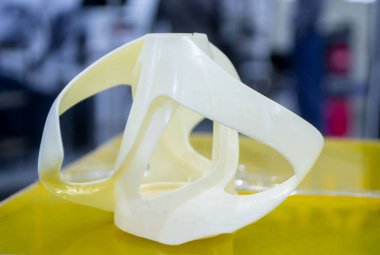 3D yazıcıda yakın plan baskı modelleri. 3D yazıcının içindeki baskı platformunda sıvı fotopolimer reçinelerden fotopolimer sla 3D yazıcıya basılan nesneler. Modern yenilikçi katkı teknolojisi.