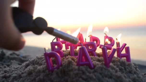 Чоловік Запалює Свічки Газовим Пальником Вигляді Літер Happy Birthday Рожевому — стокове відео