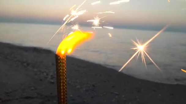 Queimando Espumante Uma Vela Festiva Com Faíscas Areia Costa Mar — Vídeo de Stock