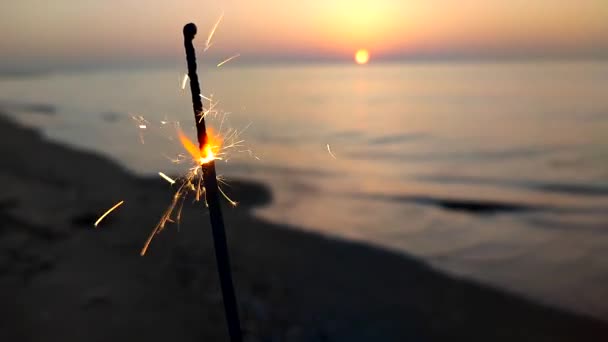 ไฟเบงกอลประกายไฟไหม และส องประกายบนทรายบนชายหาดของชายฝ งทะเลในช วงร งอร ณของพระอาท ตกด แสงเบงกอลในทะเล คอนเซ — วีดีโอสต็อก
