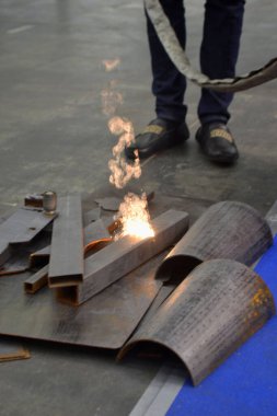 Metal lazer temizliği. Metal yüzeydeki pasın lazer ışınıyla endüstriyel olarak kaldırılması. İnsan, aşınmadan yüzeyi lazer metal temizlik makinesiyle temizliyor. Endüstriyel lazer pasları temizliyor..