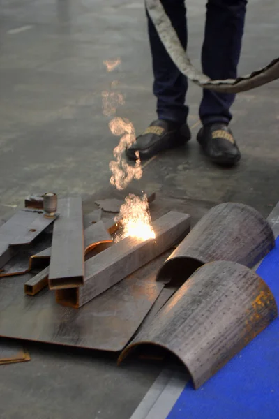 Metal Lazer Temizliği Metal Yüzeydeki Pasın Lazer Işınıyla Endüstriyel Olarak Stok Resim