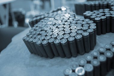Kullanılmış mermi kovanlarından yapılmış bir nesne. Bir sürü kullanılmış mermi kovanı yakın mesafeden. Çok Kullanılmış Kovanların Modeli. Savaş, askeri çatışma savunma, ateşli silah kavramı