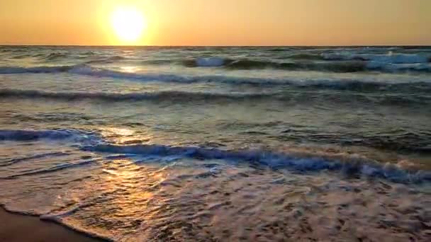 Burzliwe Morze Duże Fale Białą Pianką Morzu Tle Zachodu Świtu — Wideo stockowe