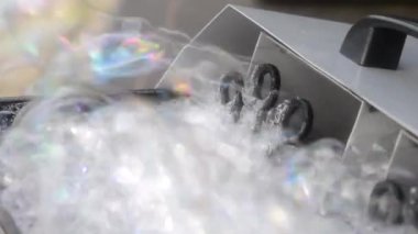 Sabun köpüğü jeneratörünü kapat. Sabun köpüğü üretme ve sabun köpüğü şişirme operasyonu. Kabarcık makinesi. Otomatik köpük üfleme sabunu. Baloncuk yaratıyor. Eğlence, kutlama, parti