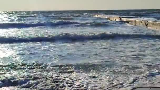 Olas Mar Tormentoso Chocan Contra Muelle Desembarcan Día Soleado — Vídeo de stock