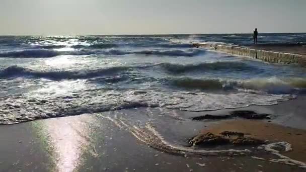 Волны Штормового Морского Столкновения Причалом Высадки Берег Солнечный День Девушка — стоковое видео
