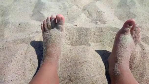 วยเท าของเธอในทราย คนท งเท าของเขาในทรายแห งบนชายหาดทรายในว แดดร อนฤด อนคลายว นหย — วีดีโอสต็อก