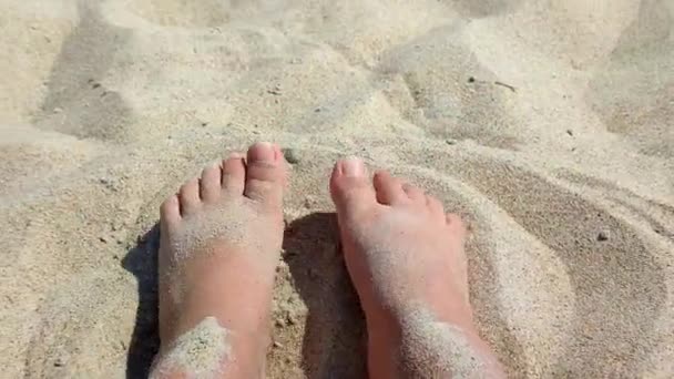 砂に足を踏み入れた女性 暑い夏の晴れた日に砂浜で乾いた砂浜で足を埋めて遊んでいる人 リラクゼーション休暇休暇旅行休暇レクリエーション観光タッチが崩壊 — ストック動画
