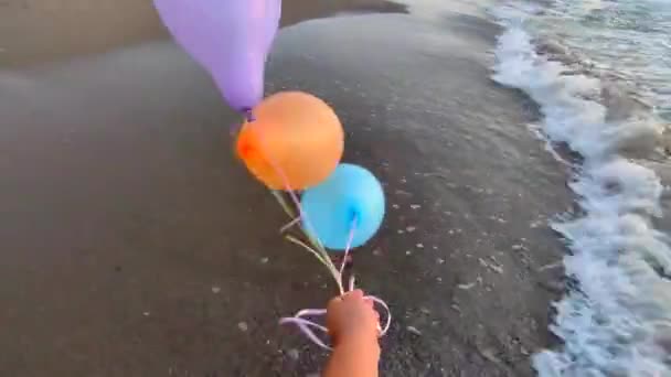 Drei Bunte Aufblasbare Bälle Auf Dem Hintergrund Des Meeres Bei — Stockvideo