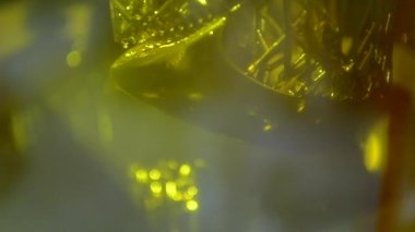 Fotopolymer sla 3D yazıcı çalışıyor. Bina nesnesinin bulunduğu platform sıvı fotopolimer reçinelere indirgenmiş ve ultraviyole lazer altında sertleştirilmiş. Yenilikçi katkı teknolojisi. 3B yazıcı yazdırma