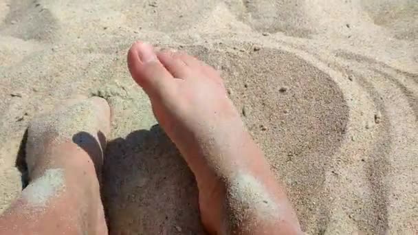Ayakları Kumda Kazı Yapan Bir Kadın Sıcak Yaz Gününde Kumsalda — Stok video