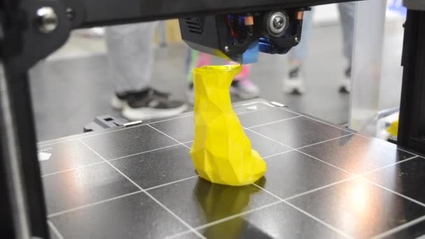 溶融プラスチックのクローズアップと3Dプリンタ上の抽象オブジェクト印刷 3Dプリンタの印刷モデル溶融プラスチック 3Dプロトタイピング 3Dデザイン 付加プリンタ技術 新しい近代的な印刷技術 — ストック動画