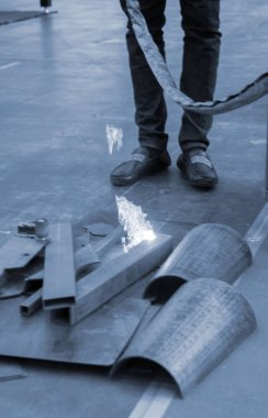 Metal lazer temizliği. Metal yüzeydeki pasın lazer ışınıyla endüstriyel olarak kaldırılması. İnsan, aşınmadan yüzeyi lazer metal temizlik makinesiyle temizliyor. Endüstriyel lazer pasları temizliyor..