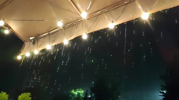 Потоки Дождя Капают Крыши Светящимися Фонарями Ночью Реки Струй Дождя — стоковое видео