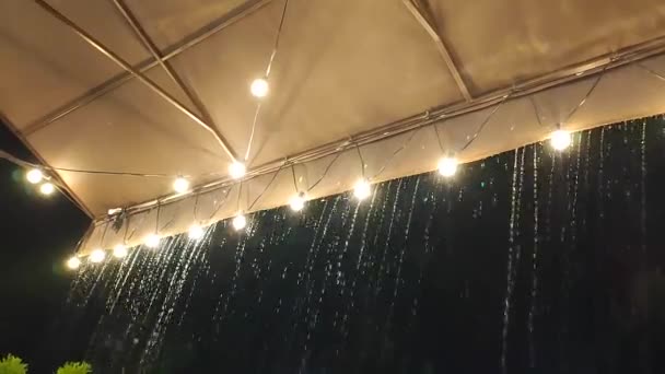 Zuhogó Esőcseppek Csöpögtek Tetőről Világító Lámpákkal Éjszaka Zuhogó Esőcseppek Záporoznak — Stock videók