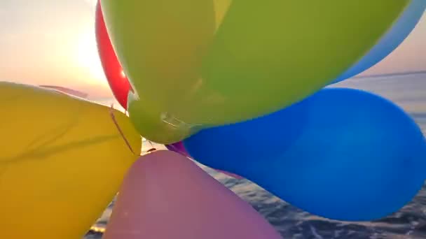 Nombreuses Boules Gonflables Colorées Sur Fond Mer Aube Coucher Soleil — Video