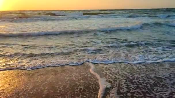 ストーミー海 日没と夜明けの背景に海に白い泡が付いている大きな波 青い海 オレンジ色の赤い空 沿岸海岸沿いの海岸線 自然背景 自然背景 スローモーション — ストック動画
