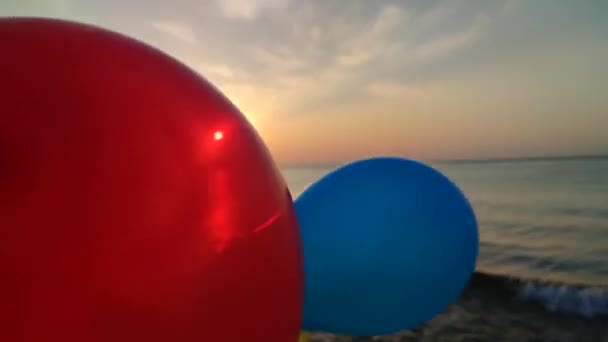 Veel Kleurrijke Opblaasbare Ballen Achtergrond Van Zee Bij Zonsopgang Zonsondergang — Stockvideo