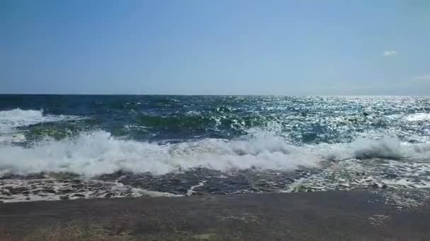 Βροχερή Θάλασσα Μεγάλα Κύματα Της Θάλασσας Συντρίβονται Και Χτυπούν Παλιά — Αρχείο Βίντεο