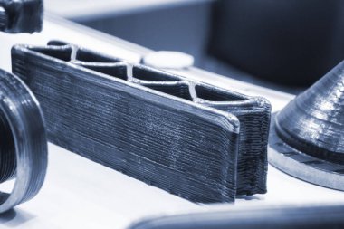 3D baskılı metal model, yakın plan. Metalden yapılmış 3 boyutlu bir yazıcıya basılmış. Metalden 3 boyutlu bir yazıcı tarafından oluşturulan üç boyutlu metal nesne. 3D baskı katkı maddesi üretim teknolojisi