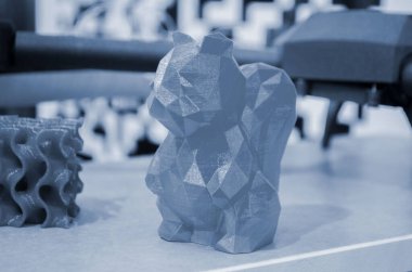 Nesne modeli erimiş plastikten üç boyutlu yazıcıya basılmış. 3 boyutlu yazıcı erimiş plastikten bir oyuncak prototipi çıkardı. Üç boyutlu tasarım ve prototip. Katkı sağlayan yenilikçi 3D baskı teknolojisi