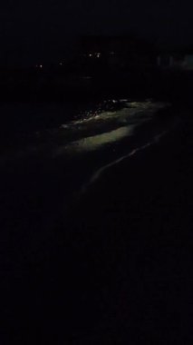 Deniz dalgaları üzerinde ay ışığı yolu gece deniz kıyısı sahillerinde. Gece su yüzeyindeki ay yolu. Su yüzeyinde ay ışığı parlıyor. Doğal arka plan. Doğa Arkaplanı Dikey