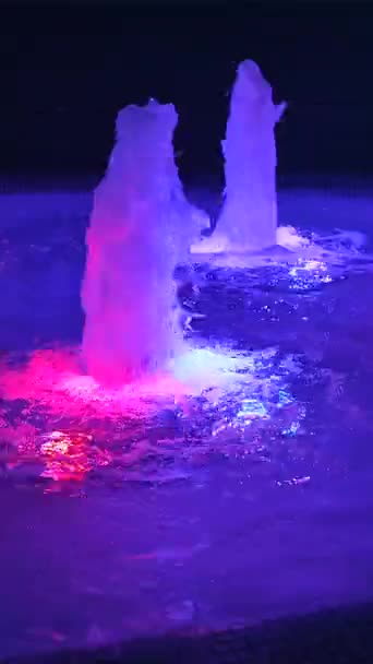 Fuente Agua Iluminada Por Luces Colores Por Noche Flujo Agua — Vídeo de stock